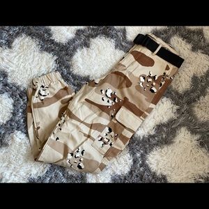 Forever 21 women’s cargo high waisted camo pants